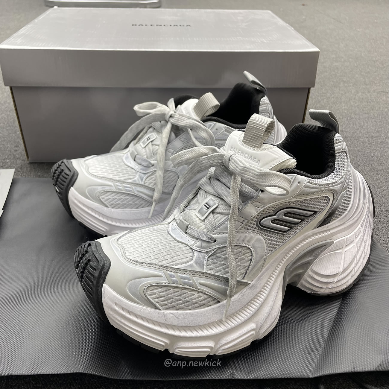 Balenciaga Fall 2024 10xl White 784344 W2mv2 9110 (3) - newkick.cc